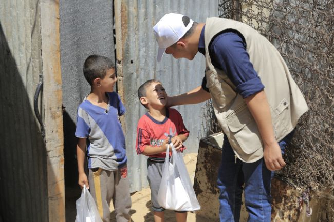 Zwei kleine Kinder in einem Flüchtlingslager in Gaza erhalten eine Kurban-Spende.