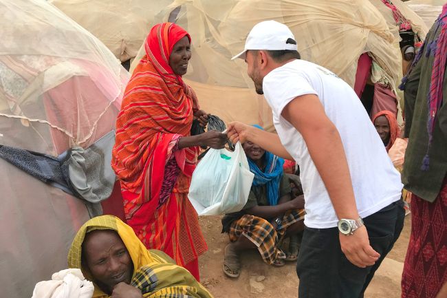 Eine alte Frau im Vertriebenenlager im Sudan erhält eine Kurban-Spende.