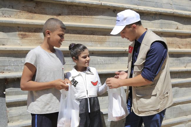 Zwei arme Kinder in der Türkei erhalten eine Kurban-Spende.